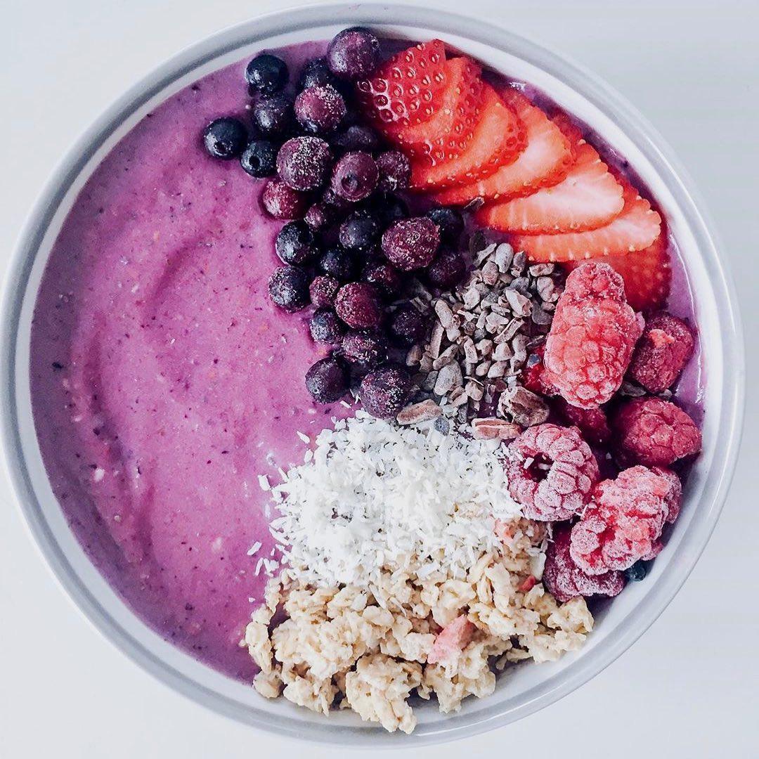 Berry Peachy Smoothie Bowl | FOODIE FRIDAY - AURA Nutrition