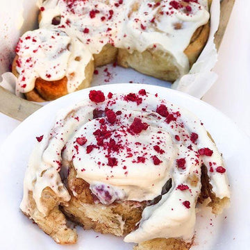 Raspberry Banana Cinny Buns With The Best Cashew Icing - AURA Nutrition